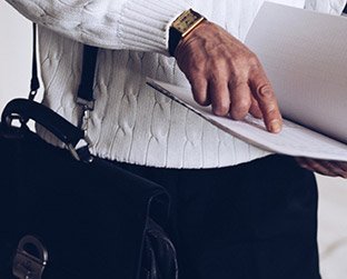 Persona guardando documentos legales en maletín.