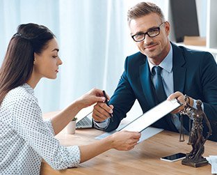 Abogado asesorando a cliente en reunión profesional.